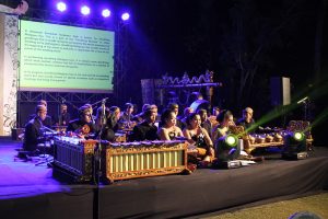 Penampilan kelompok karawitan siswa SMK Negeri 8 Solo. Sekolah ini di awalnya berdirinya pada 1950 bernama Konservatori Karawitan Indonesia dan salah satu perintis pendiriannya adalah R.M.P. Bonokamsi Wignjosoeworo, pakar musik Keraton Kasunanan Surakarta Hadiningrat. (resourcefulindonesian.com)