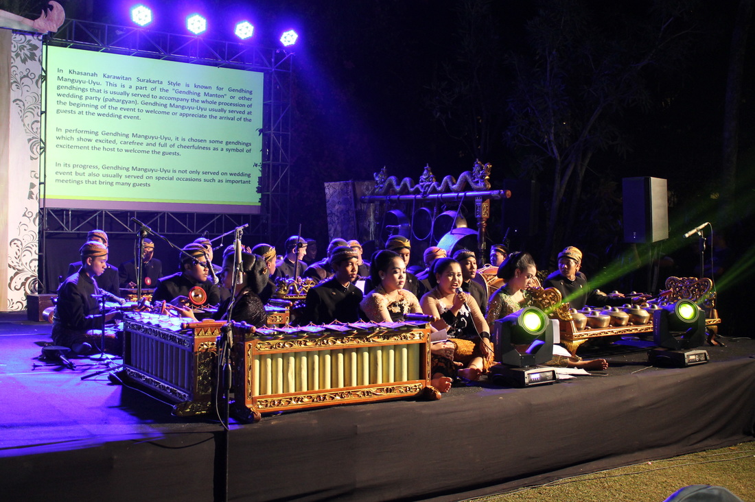Penampilan kelompok karawitan siswa SMK Negeri 8 Solo. Sekolah ini di awalnya berdirinya pada 1950 bernama Konservatori Karawitan Indonesia dan salah satu perintis pendiriannya adalah R.M.P. Bonokamsi Wignjosoeworo, pakar musik Keraton Kasunanan Surakarta Hadiningrat. (resourcefulindonesian.com)