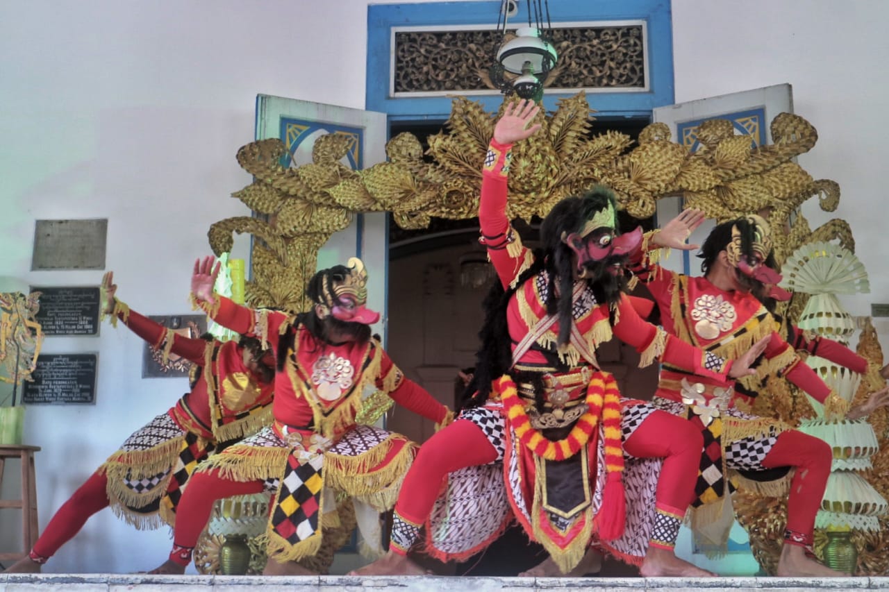 Pertunjukan tari yang menampilkan sosok Rajamala saat pembukaan acara untuk merayakan 135 tahun Museum Radya Pustaka Solo, Selasa (28/10/2025). (Istimewa-Mataya Arts & Heritage)