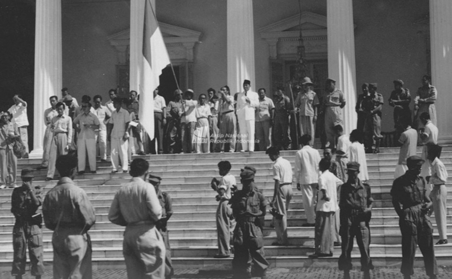 Suasana ketika berlangsungnya aksi demonstrasi dalam Peristiwa 17 Oktober 1952. Seorang pengunjuk rasa berbicara di samping Presiden Soekarno.