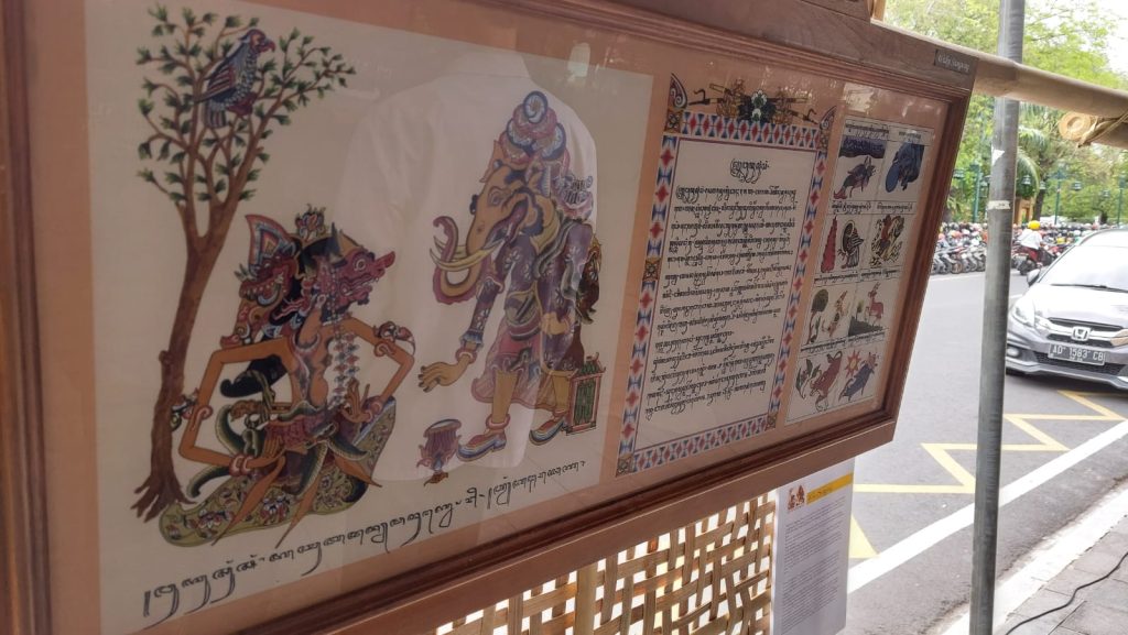 Lukisan kaca karya perupa Solo, Djoko Suryono, yang bertema pawukon atau sistem perhitungan waktu dan karakter manusia dalam budaya Jawa saat dipamerkan di Koridor Ngarsopuro, Solo, Minggu (26/10/2025). (R. Bambang Aris Sasangka/lalulalangmasa.com)