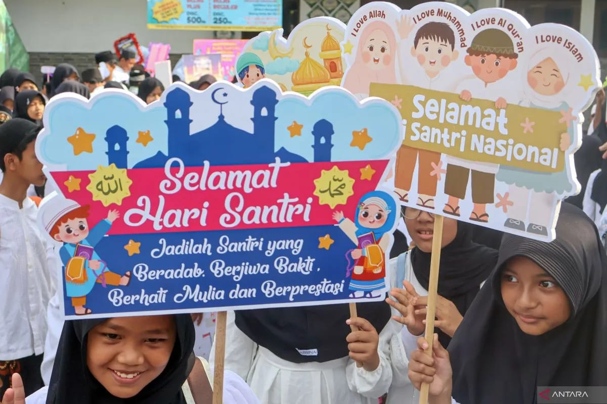 Suasana peringatan Hari Santri Nasional di Depok, Jawa Barat, Rabu (22/10/2025). (Antara/Yulius Satria Wijaya)