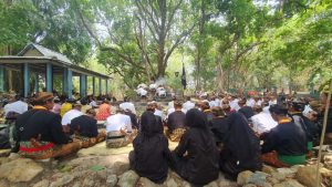 Suasana pembacaan doa dalam ritual Wilujengan Nagari Mahesa Lawung yang digelar Kasunanan Surakarta Hadiningrat di Alas Kredhowahono, Kecamatan Gondangrejo, Karanganyar, Jawa Tengah. (yourindonesia.id)