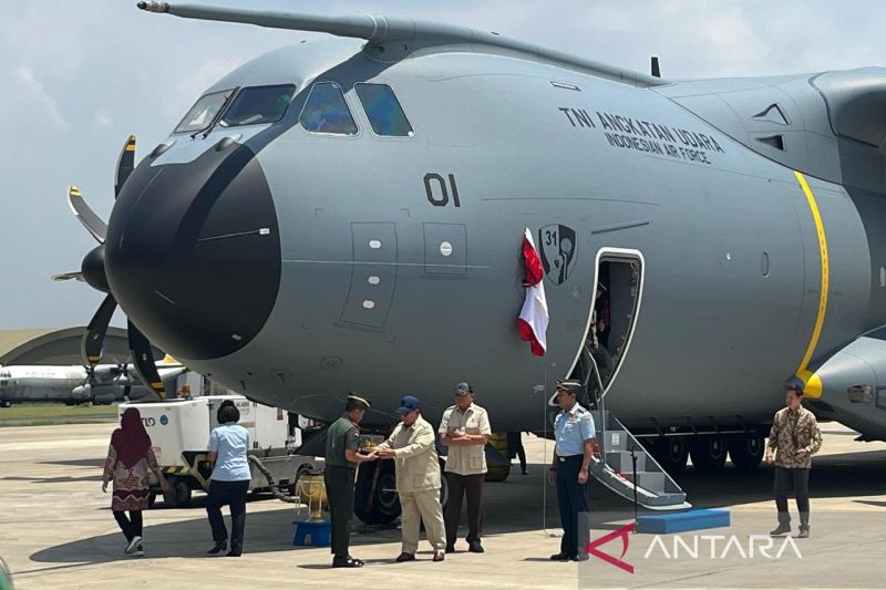 Presiden Prabowo Subianto secara simbolis menyerahkan kunci pesawat angkut Airbus A400M Atlas kepada Panglima TNI Jenderal TNI Agus Subiyanto di Pangkalan TNI Angkatan Udara Halim Perdanakusuma, Jakarta, Senin (3/11/2025). Kehadiran A400M Atlas ini memperkuat kemampuan armada logistik udara militer Indonesia (Antara/Fathur Rochman)