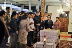 Wakil Presiden Gibran Rakabuming Raka dan Gubernur Jawa Tengah Ahmad Luthfi saat melayat Raja Keraton Kasunanan Surakarta Hadiningrat Paku Buwono (PB) XIII di Keraton Surakarta, Jawa Tengah, Minggu (2/11/2025). (Antara/Istimewa- Pemkot Solo)