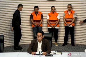 Wakil Ketua Komisi Pemberantasan Korupsi (KPK) Johanis Tanak (depan) menampilkan Gubernur Riau ditangkap KPK, Abdul Wahid (belakang, kedua kanan) sebagai tersangka kasus dugaan korupsi terkait pemerasan di Pemerintah Provinsi Riau tahun anggaran 2025, di Gedung Merah Putih KPK, Jakarta, Rabu (5/11/2025). (Antara/Rio Feisal)