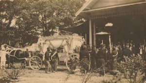 Kereta jenazah yang digunakan untuk membawa jenazah Sinuhun Paku Buwono X, Raja Surakarta Hadiningrat, yang wafat pada 1939. (Leiden University Library)