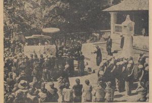 Suasana saat jenazah Sinuhun Paku Buwono X diusung ke tempat pemakaman di Pajimatan Imogiri, Bantul Yogyakarta. (delpher.nl/Bataviaasch Nieuwsblad Februari 1939)