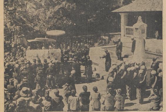 Suasana saat jenazah Sinuhun Paku Buwono X diusung ke tempat pemakaman di Pajimatan Imogiri, Bantul Yogyakarta. (delpher.nl/Bataviaasch Nieuwsblad Februari 1939)