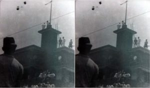 Suasana saat peristiwa perobekan bendera triwarna Belanda menjadi dwiwarna Indonesia di Hotel Yamato Surabaya. (rri.co.id)