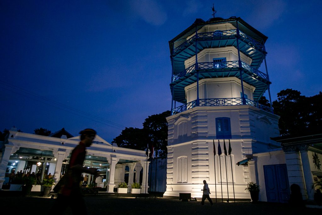 Abdi dalem Keraton melintas di depan bangunan Panggung Sanggabuwana yang telah selesai direvitalisasi di Keraton Kasunanan, Solo, Jawa Tengah, Selasa (16/12/2025). Panggung Sanggabuwana yang dibangun pada 1728 masehi tersebut telah selesai direvitalisasi oleh Kementerian Kebudayaan sebagai upaya menjaga warisan budaya Keraton Kasunanan Surakarta agar tetap terjaga bagi generasi mendatang. (Antara/Mohammad Ayudha).