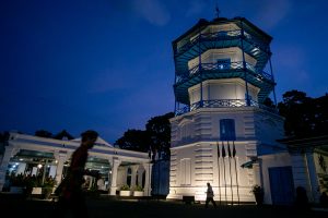 Abdi dalem Keraton melintas di depan bangunan Panggung Sanggabuwana yang telah selesai direvitalisasi di Keraton Kasunanan, Solo, Jawa Tengah, Selasa (16/12/2025). Panggung Sanggabuwana yang dibangun pada 1728 masehi tersebut telah selesai direvitalisasi oleh Kementerian Kebudayaan sebagai upaya menjaga warisan budaya Keraton Kasunanan Surakarta agar tetap terjaga bagi generasi mendatang. (Antara/Mohammad Ayudha).