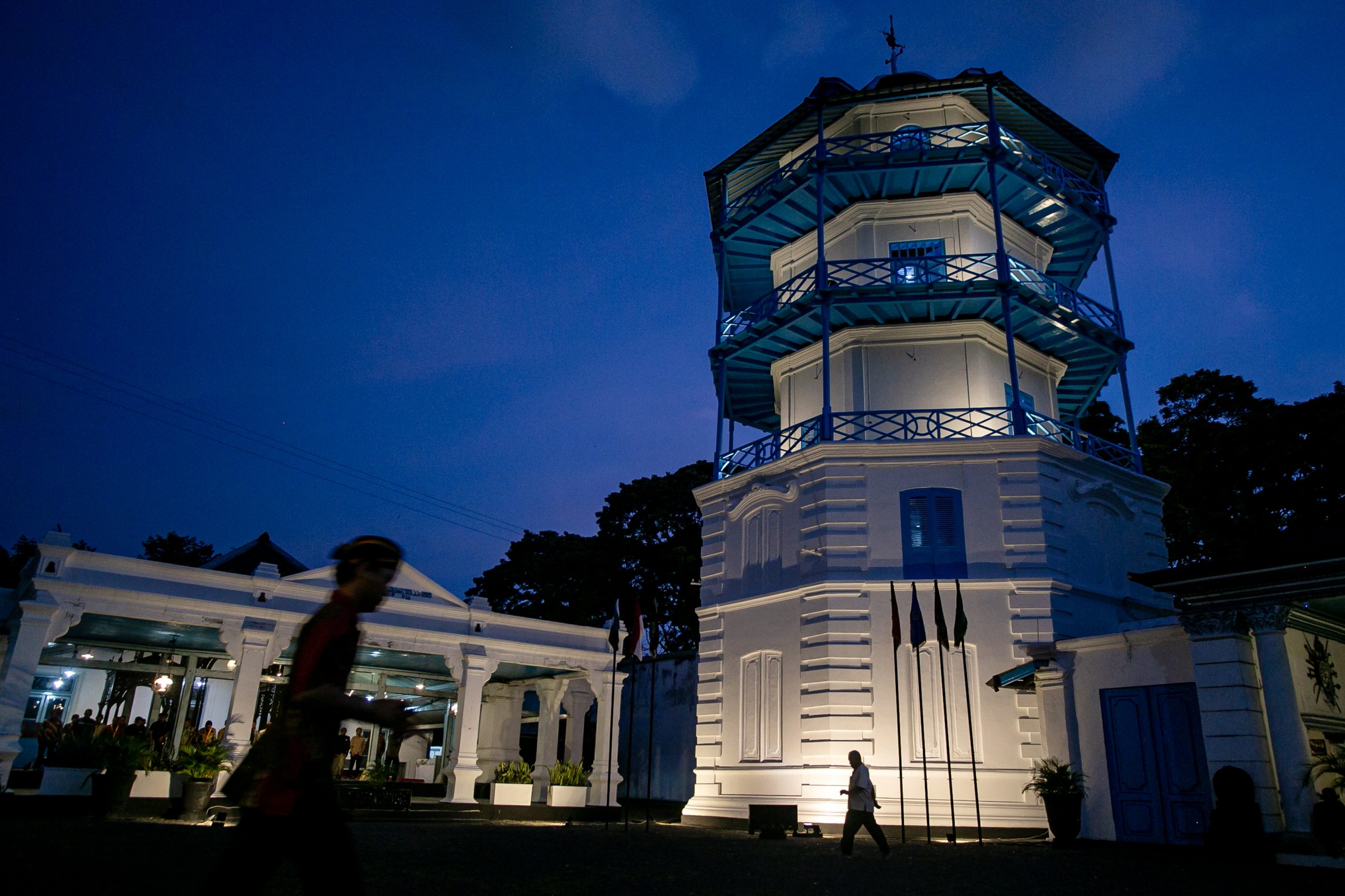 Abdi dalem Keraton melintas di depan bangunan Panggung Sanggabuwana yang telah selesai direvitalisasi di Keraton Kasunanan, Solo, Jawa Tengah, Selasa (16/12/2025). Panggung Sanggabuwana yang dibangun pada 1728 masehi tersebut telah selesai direvitalisasi oleh Kementerian Kebudayaan sebagai upaya menjaga warisan budaya Keraton Kasunanan Surakarta agar tetap terjaga bagi generasi mendatang. (Antara/Mohammad Ayudha).
