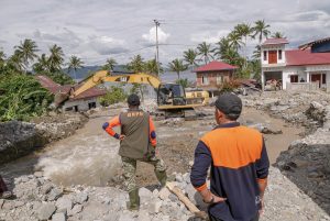 Pekerja mengoperasikan alat berat saat membersihkan material banjir bandang dan tanah longsor di Nagari Guguak Malalo, Kabupaten Tanah Datar, Sumatera Barat, Selasa (2/12/2025). Akses menuju Nagari Padang Laweh dan Guguak Malalo sempat terputus dari wilayah sekitar, sehingga proses evakuasi warga dilakukan melalui jalur Danau Singkarak. (Antara/Wawan Kurniawan)