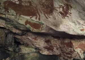 Lukisan di gua Leang Metanduno di Pulau Muna, Sulawesi Tenggara, yang menunjukkan aktivitas manusia dan gambar hewan. (Foto: Antara/BRIN)