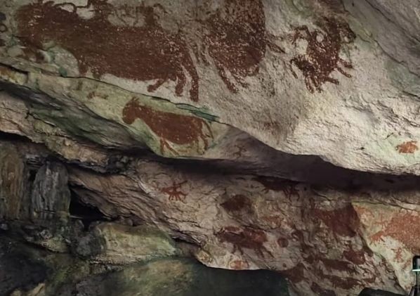 Lukisan di gua Leang Metanduno di Pulau Muna, Sulawesi Tenggara, yang menunjukkan aktivitas manusia dan gambar hewan. (Foto: Antara/BRIN)