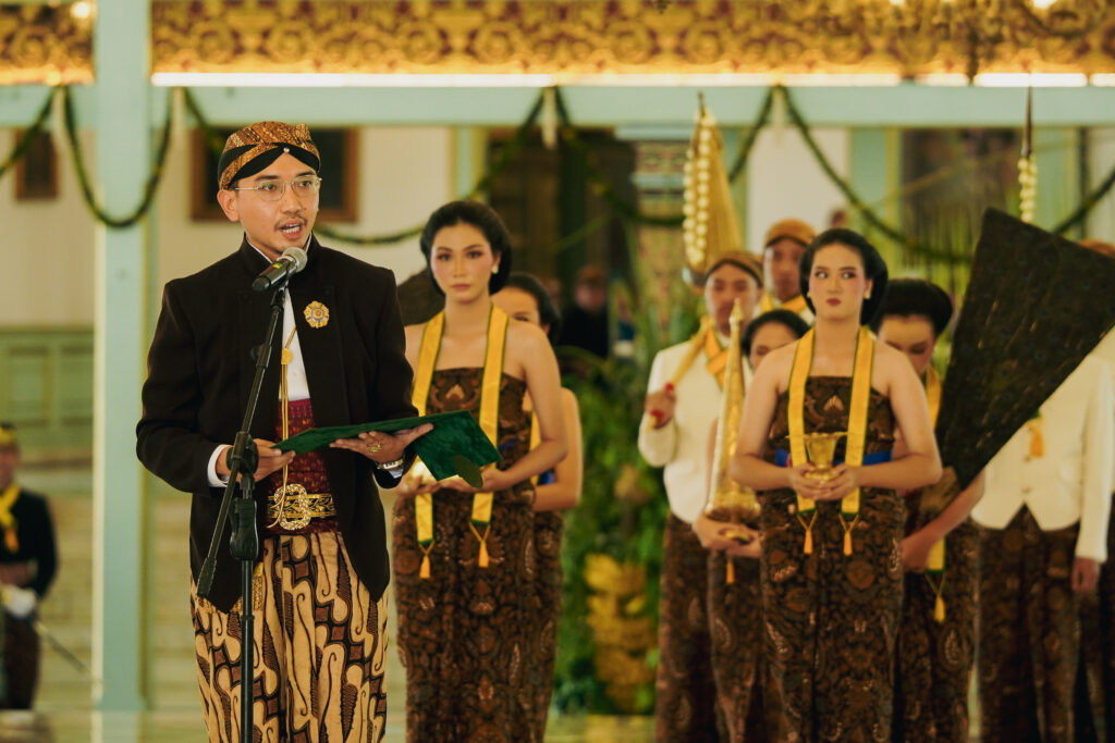 K.G.P.A.A. Mangkunegoro X saat menyampaikan sabda dalem atau amanat saat peringatan empat tahun kenaikan takhta di Pura Mangkunegaran, Selasa (27/1/2025). (Foto: Dokumentasi Pura Mangkunegaran)