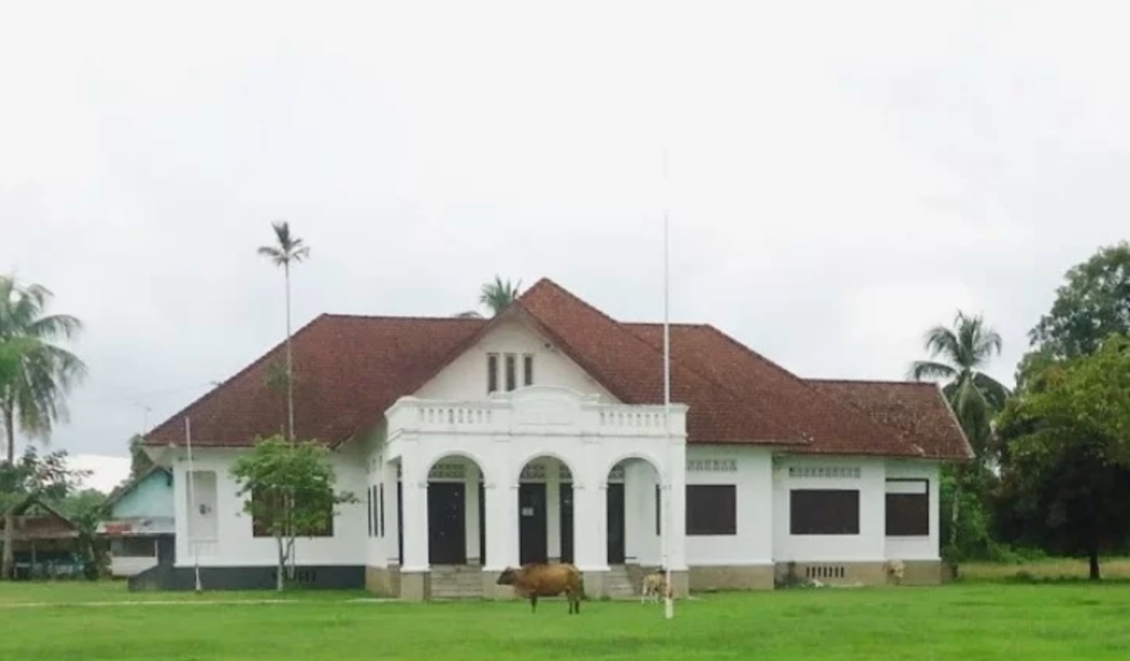 Istana Kerajaan Karang yang dibangun Tengku Muhammad Arifin, Raja Kejuruan Karang ke VII yang merupakan Raja Kejuruan Karang terakhir. Dia memerintah pada tahun 1925 – 1946. (Foto: sultansinindonesieblog.wordpress.com)
