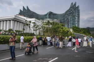 Pengunjung beraktivitas di kawasan Istana Negara di Kawasan Inti Pusat Pemerintahan (KIPP) di Ibu Kota Nusantara (IKN), Penajam Paser Utara, Kalimantan Timur, Jumat (26/12/2025). (Foto: Antara/M. Risyal Hidayat)