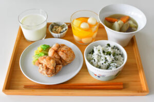 Contoh menu makan siang di sekolah Jepang. (foto: tasteofjapan.com)