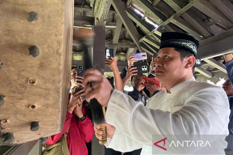 Tradisi tabuh bedug atau dlugdag untuk menyambut bulan Ramadan di Masjid Cipta Rasa Keraton Kasepuhan Cirebon, Jawa Barat, Rabu (18/2/2026). (Foto: Antara/Fathnur Rohman)