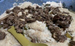 Bubur harisah dengan pugasan atau "topping" daging kambing. (Foto: Antara/Fathnur Rohman)