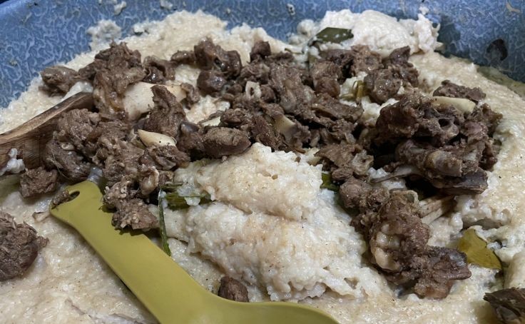 Bubur harisah dengan pugasan atau "topping" daging kambing. (Foto: Antara/Fathnur Rohman)