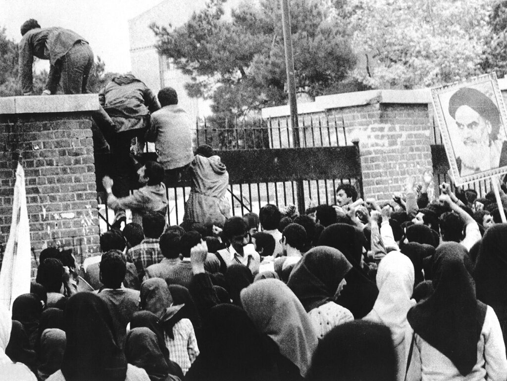 Mahasiswa Iran saat menyerbu kompleks Kedutaan Besar Amerika Serikat di Ibu Kota Iran, Teheran, pada 4 November 1979. (Foto: Unknown author - تصاویر تسخیر لانه جاسوسی – 100تصویر با شرح revolution.shirazu.ac.ir)