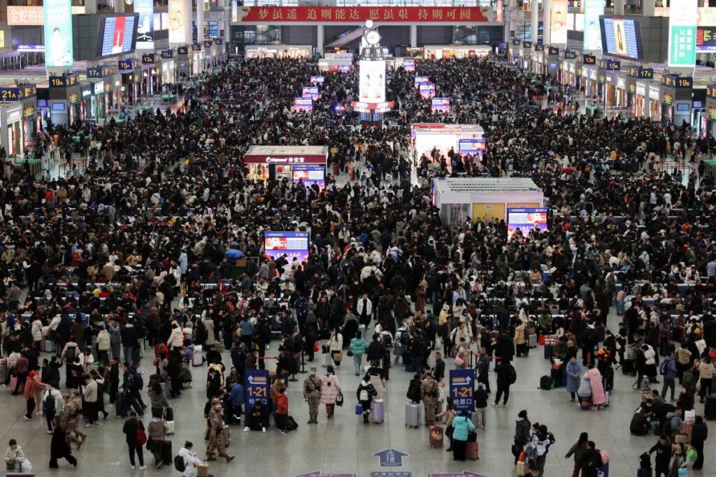 Ilustrasi suasana Stasiun Hongqiao di Shanghai, China, saat musim perjalanan menjelang Imlek (Foto: scmp.com)