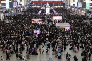 Ilustrasi suasana Stasiun Hongqiao di Shanghai, China, saat musim perjalanan menjelang Imlek (Foto: scmp.com)