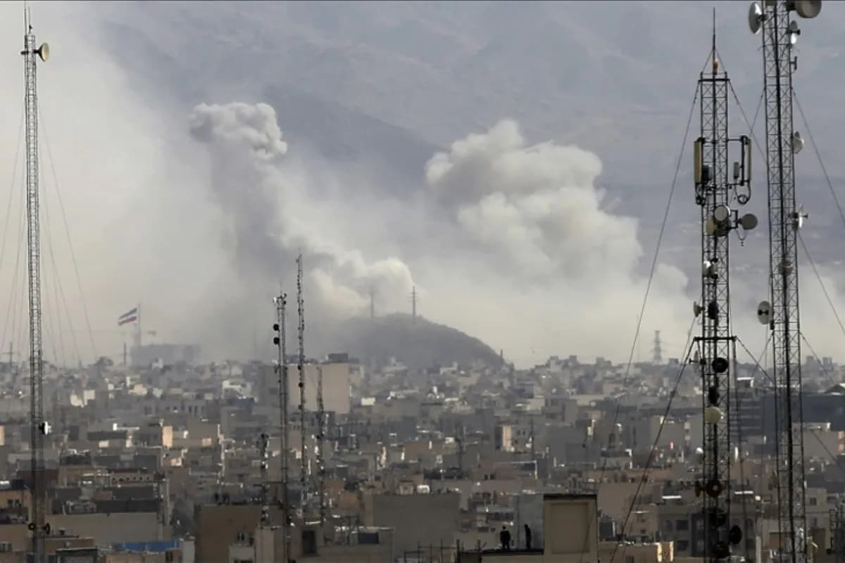 Asap membumbung ke udara Iran setelah Israel dan Amerika Serikat melancarkan serangan gabungan terhadap negara tersebut. (Foto: Antara/Anadolu)