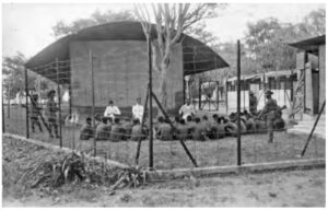 Para awak kapal perang Belanda De Zeven Provincien yang memberontak saat ditahan di Pulau Onrust, Kepulauan Seribu, di utara Jakarta, tengah menjalani pemeriksaan dari AL Belanda. (Foto: "De Zeven Provincien Ketika Kelasi Indonesia Berontak (1933)"