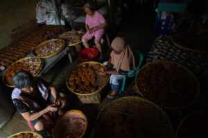 Perajin memproduksi kue keranjang di rumah industri Bak Cang Kue Mangkuk, Tukangan, Yogyakarta, Selasa (10/2/2026). Jelang perayaan Imlek 2026, rumah produksi tersebut mampu memproduksi sekitar 300 kg kue keranjang per hari yang dijual dengan harga Rp50 ribu per kg dan dipasarkan ke sejumlah daerah di Yogyakarta, Jawa Tengah, Sumatera hingga Kalimantan. (Foto: Antara/Andreas Fitri Atmoko)