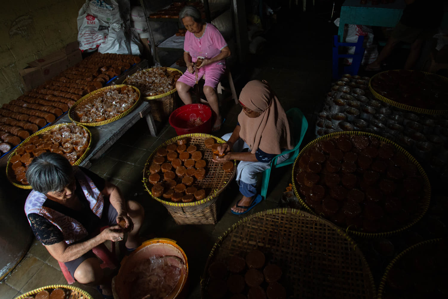 Perajin memproduksi kue keranjang di rumah industri Bak Cang Kue Mangkuk, Tukangan, Yogyakarta, Selasa (10/2/2026). Jelang perayaan Imlek 2026, rumah produksi tersebut mampu memproduksi sekitar 300 kg kue keranjang per hari yang dijual dengan harga Rp50 ribu per kg dan dipasarkan ke sejumlah daerah di Yogyakarta, Jawa Tengah, Sumatera hingga Kalimantan. (Foto: Antara/Andreas Fitri Atmoko)