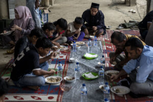 Warga makan bersama dalam tradisi Meugang di dapur darurat Masjid Al-Hidayah, Desa Krueng Lingka, Langkahan, Aceh Utara, Aceh, Selasa (17/2/2026). (Foto: Antara/Aprillio Akbar)