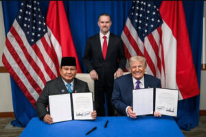 Presiden Prabowo Subianto (kiri) dan Presiden Amerika Serikat (kanan) Donald Trump menandatangani perjanjian perdagangan timbal balik di Washington, DC, Amerika Serikat, Kamis (19/2/2026). (Foto/Antara-Sekretariat Kabinet)