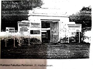 Universitas Nasional Saraswati di Dalem Hadiwijayan, Kompleks Keraton Surakarta Hadiningrat. Saraswati menjadi pencetus ide penegerian perguruan tinggi swasta untuk merealisasikan gagasan pendirian universitas negeri di Kota Solo. (Foto: Repro "Riwayat Berdirinya Universitas Negeri Surakarta Sebelas Maret")
