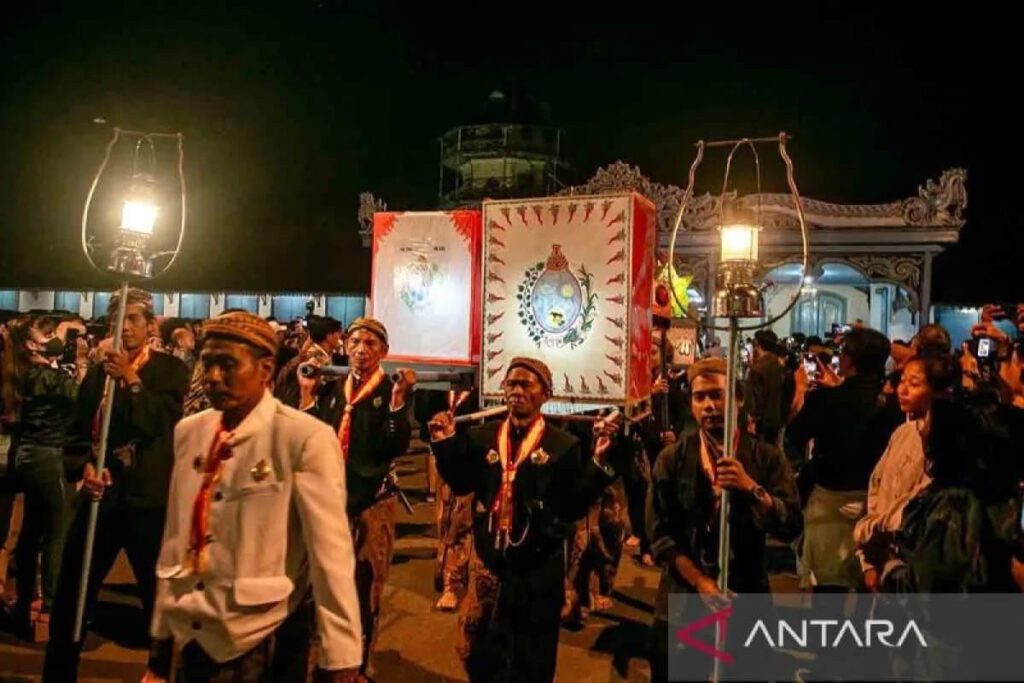 Suasana kirab Malem Selikuran Keraton Surakarta Hadiningrat. (Foto: Antara/Muhammad Ayudha)