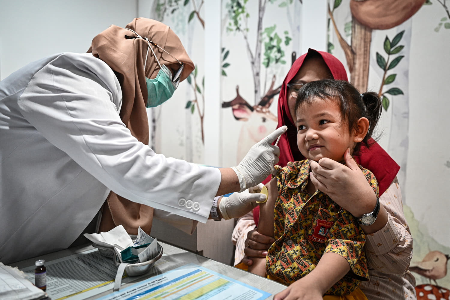 Petugas kesehatan menyuntikkan vaksin campak dan rubella (MR) saat kegiatan vaksinasi campak gratis di Rumah Vaksinasi Pusat, Jakarta, Kamis (12/3/2026). Ikatan Dokter Anak Indonesia (IDAI) bersama Rumah Vaksinasi Pusat menggelar vaksinasi MR gratis bagi anak usia sembilan hingga 59 bulan sebagai upaya meningkatkan perlindungan kesehatan anak di tengah meningkatnya kasus campak serta tingginya mobilitas masyarakat menjelang libur panjang Hari Raya Idul Fitri. (Foto: Antara/Fauzan)
