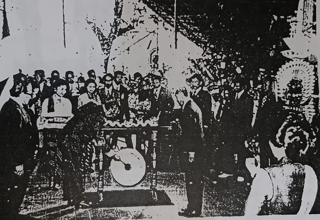 Presiden Soeharto memukul gong tanda peresmian Universitas Negeri Surakarta Sebelas Maret dalam upacara di Siti Hinggil Keraton Kasunanan Surakarta Hadiningrat, 11 Maret 1976. (Foto: Repro "Riwayat Berdirinya Universitas Negeri Surakarta Sebelas Maret")