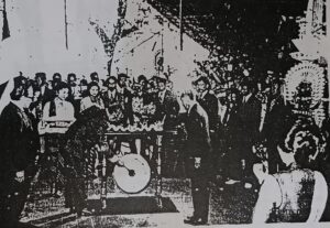 Presiden Soeharto memukul gong tanda peresmian Universitas Negeri Surakarta Sebelas Maret dalam upacara di Siti Hinggil Keraton Kasunanan Surakarta Hadiningrat, 11 Maret 1976. (Foto: Repro "Riwayat Berdirinya Universitas Negeri Surakarta Sebelas Maret")