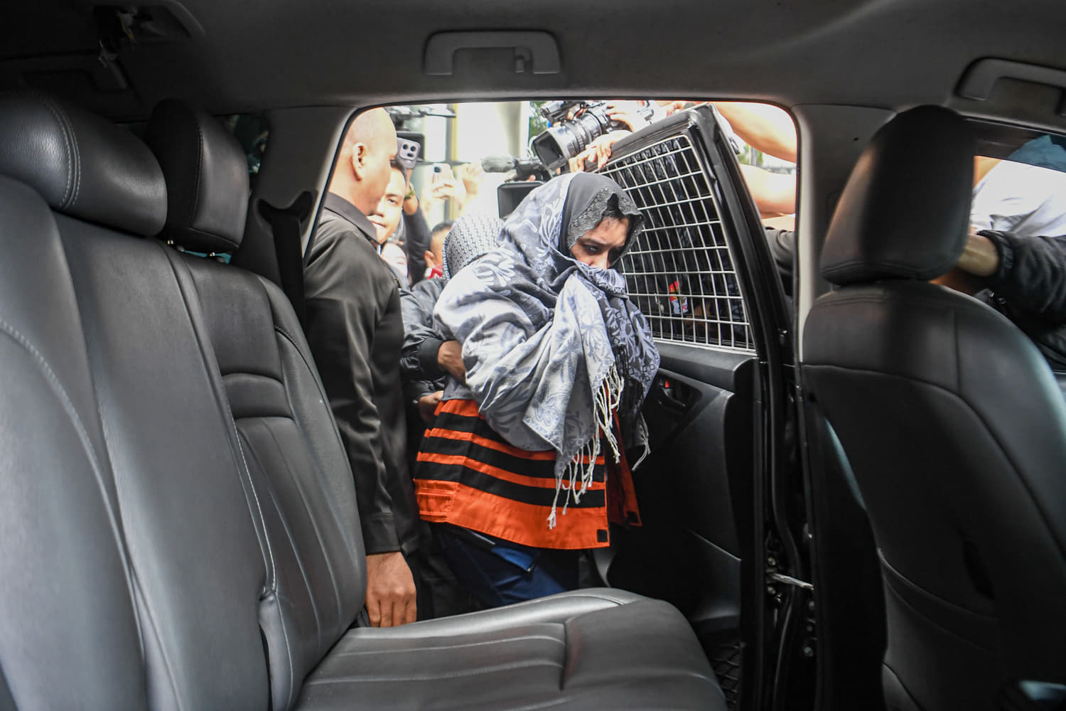 Bupati Pekalongan Fadia Arafiq memasuki mobil tahanan seusai menjalani pemeriksaan di gedung KPK Merah Putih, Jakarta, Rabu (4/3/2026). (Foto: Antara/Muhammad Adimaja)