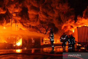 Petugas pemadam kebakaran berjuang mengatasi api yang berkecamuk di sebuah pabrik sandal di Kota Medan, Rabu (28/1/2026). (Foto: Antara/Yudi Manar)