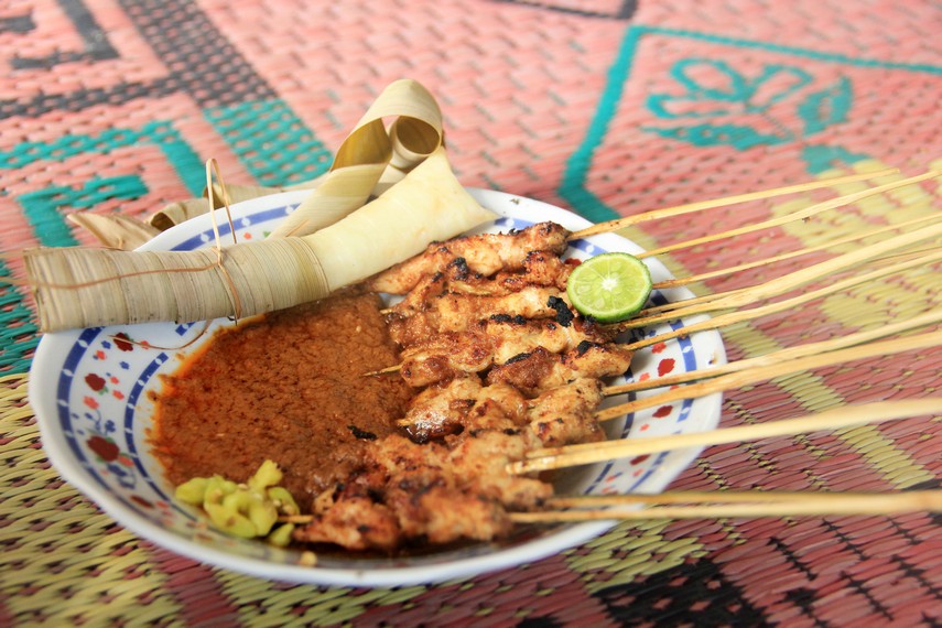 Sate bulayak, kuliner khas Lombok. (Foto: indonesiakaya.com)