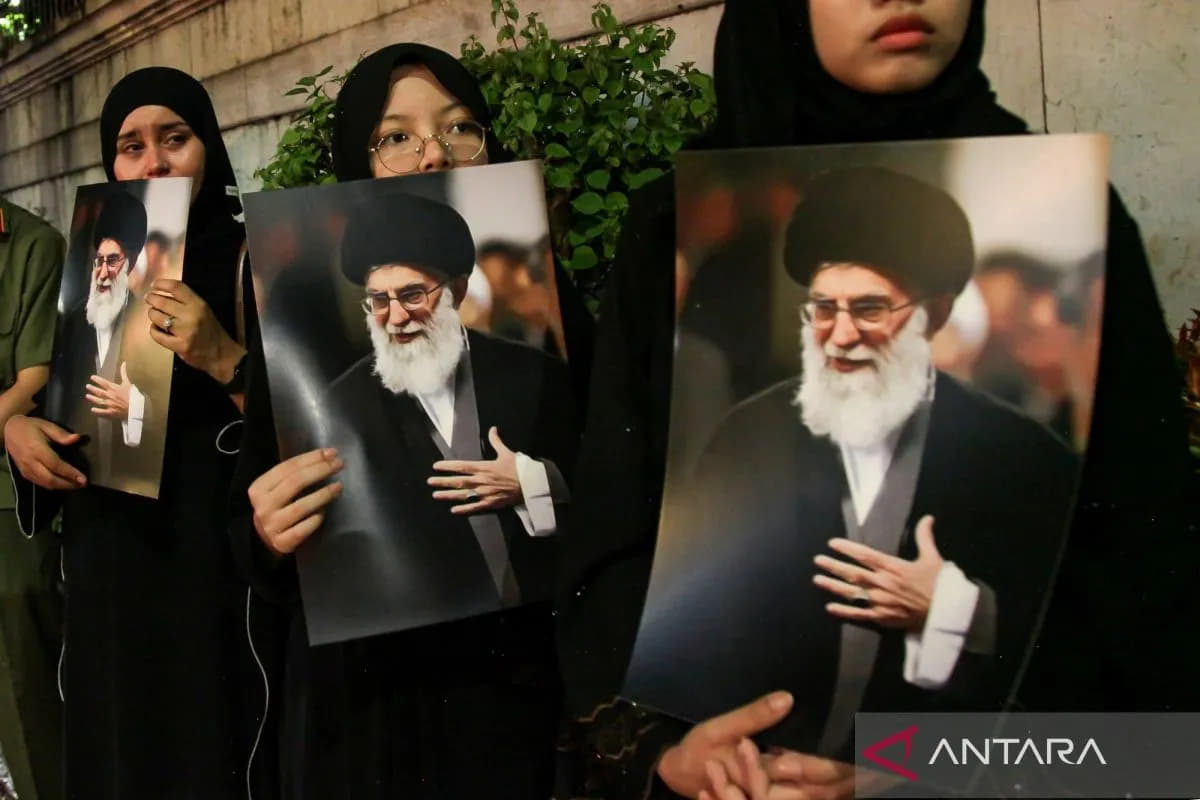 Pengunjuk rasa membawa foto pemimpin spiritual Iran, Ayatullah Ali Khamenei, saat mengikuti aksi solidaritas untuk Iran di depan Kedutaan Besar Iran, Jakarta (1/3/2026). (Foto:Antara/Darryl Ramadhan)