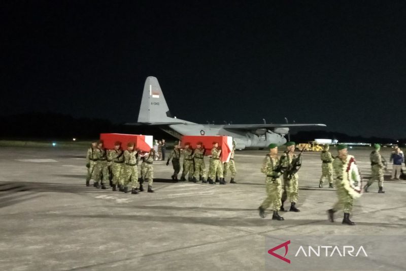 Prosesi kedatangan jenazah prajurit TNI yang gugur saat menjalankan tugas sebagai anggota pasukan penjaga perdamaian di Lebanon di Pangkalan TNI Angkatan Udara Adisutjipto Yogyakarta pada Sabtu (4/4/2026) malam. (Foto: Antara/Hery Sidik)