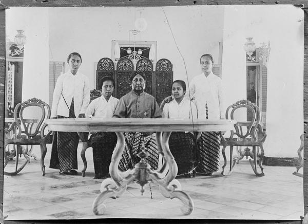 Kartini (duduk, kedua dari kanan) bersama ayahanda dan saudara-saudaranya. (Foto: Leiden University Libraries)