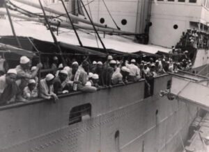 Kedatangan kapal pengangkut jemaah haji yang pulang dari Arab Saudi di Pelabuhan Tanjung Priok, Jakarta, yang diperkirakan pada 1948. (Foto: Leiden University Libraries)