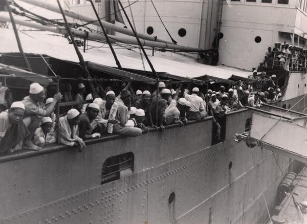 Kedatangan kapal pengangkut jemaah haji yang pulang dari Arab Saudi di Pelabuhan Tanjung Priok, Jakarta, yang diperkirakan pada 1948. (Foto: Leiden University Libraries)