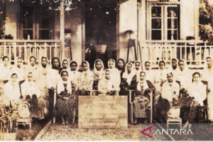 Para pengurus dan anggota Persatuan Istri Islam Indonesia pada acara perayaan Hari Raya Iduladha di kediaman Ajung Baso Jalan Mesjid (sekarang Jalan K.H. Abdul Muthalib), Samarinda, 21 Januari 1940. (Foto: Antara/Koleksi Galeri Samarinda Bahari)